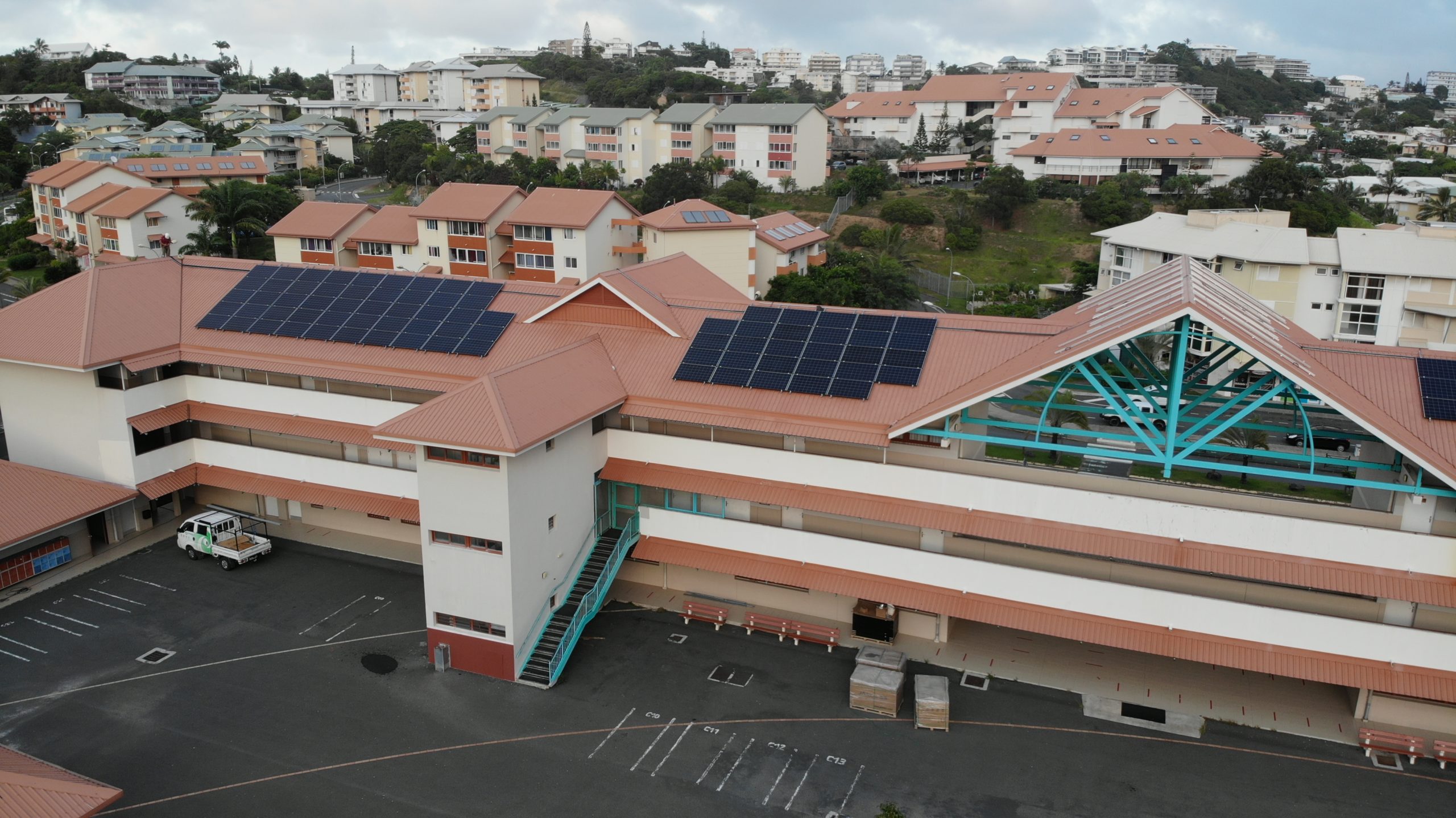 Centrale sur toiture sur le collège de Tuband à Nouméa